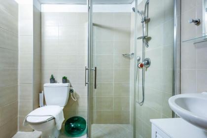 Stunning 2BR Apt w Balcony in City Center by Sea N' Rent - image 21