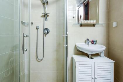Stunning 2BR Apt w Balcony in City Center by Sea N' Rent - image 23