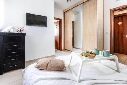 Stunning 2BR Apt w Balcony in City Center by Sea N' Rent - image 27