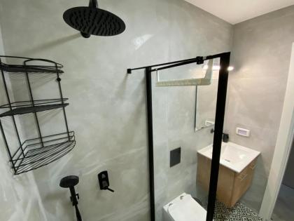 Remarkable 2-Bed Apartment in Tel Aviv-Yafo - image 22