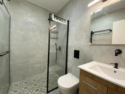 Remarkable 2-Bed Apartment in Tel Aviv-Yafo - image 25