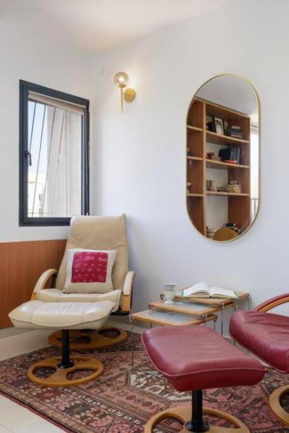 Neta's Central Gem with Bomb Shelter in Tel Aviv - image 21