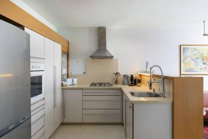 Neta's Central Gem with Bomb Shelter in Tel Aviv - image 24