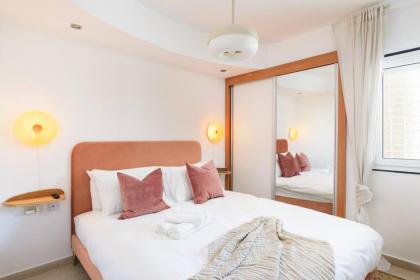 Neta's Central Gem with Bomb Shelter in Tel Aviv - image 25